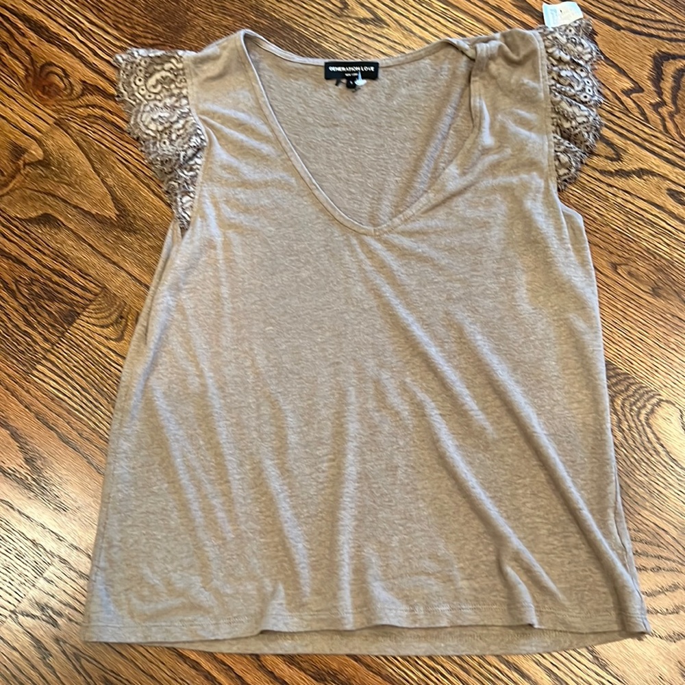 NWOT Generation Love vneck with lace ruffled sleeves!